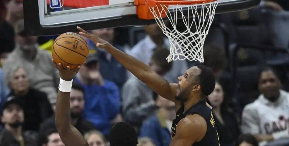 胜魔术发布会！阿特金森多次不满防守，谈托布谨慎，回应波特伤情