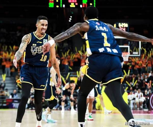 比尔西蒙斯：三球本赛季很出色他打球有思考擅长去调动队友