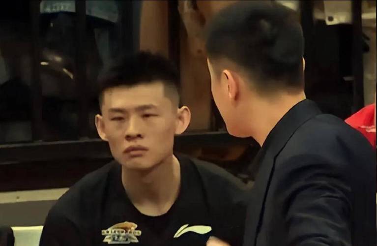 不在状态！王岚嵚10投仅3中拿到11分三分8中3