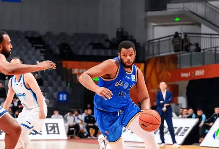 末节12分！记者：斯佩尔曼应该成为北京队第四节的外援人选