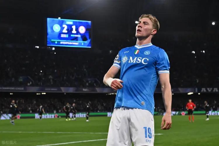 罗马诺：曼联即将与科比梅努续约霍伊伦：在曼联的最后阶段的确表现不好，在那不勒斯我找回了踢球的快乐