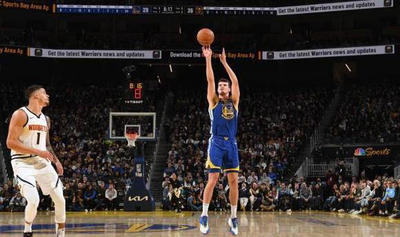 雪上加霜,勇士队在负于掘金队的比赛中失去了波斯特,他脚伤离场