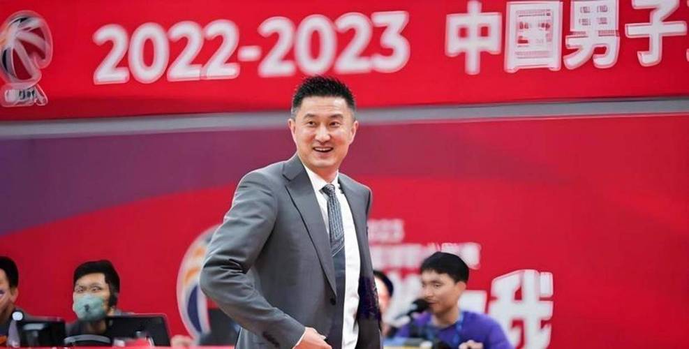 杜锋身兼三职是否合理郭士强曾打擦边球胡雪峰是前车之鉴