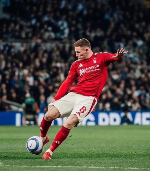 曼市双雄直接竞争！罗马诺：曼联、曼城都有意安德森+托纳利