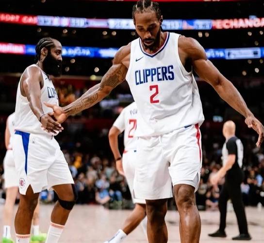 加兰在快船生涯的开局表现令人印象深刻，甚至连伦纳德也为之折服