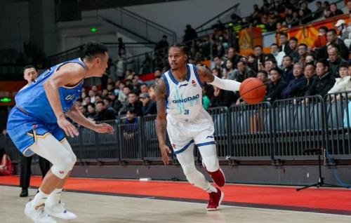 合力输出！约瑟夫杨20中13怒轰30分9助米奇10中6砍下21分12板