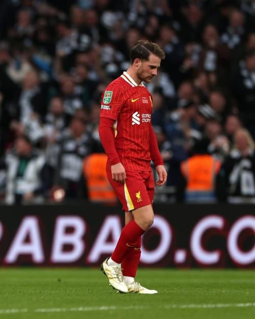 麦卡利斯特社媒晒日常照片:带娃、理发、身穿齐达内5号球衣