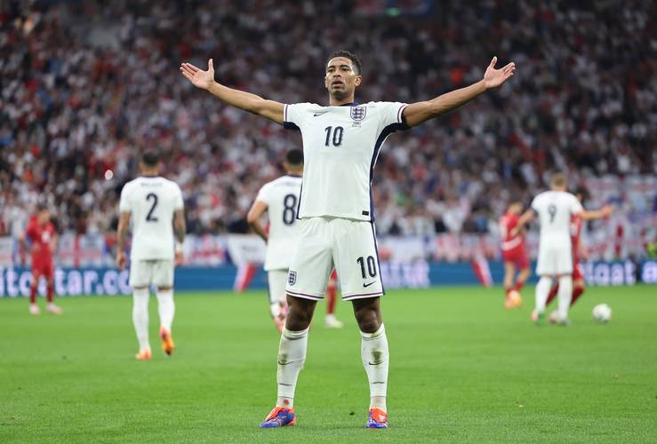 记者：英格兰必须确立贝林厄姆核心地位，否则是最大自毁长城行为