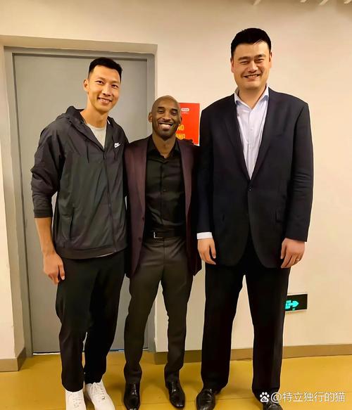 科比姚明是一个球队吗？科比和姚明是队友嘛？