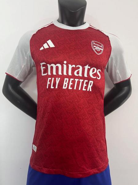 红白色球衣是哪个足球队,红白相间队服的足球队有哪些?